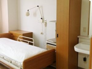 明るい居室のベッド  