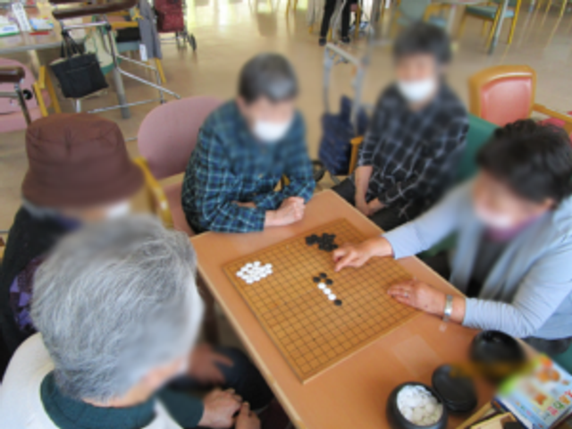 囲碁を楽しむ人々 ダイニングルーム 仲間と囲碁を楽しむ和やかなひととき。交流を深めるための素晴らしい機会が広がっています。