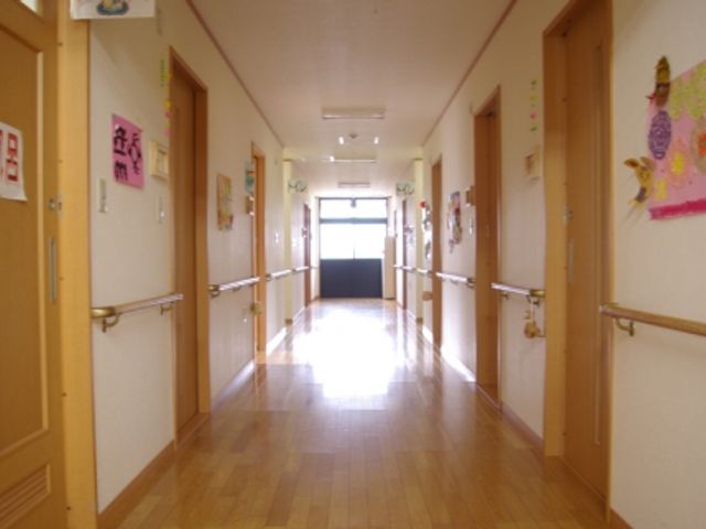 明るい廊下 廊下 自然光が差し込む明るい廊下です。壁には温かみのある装飾が施されています。
