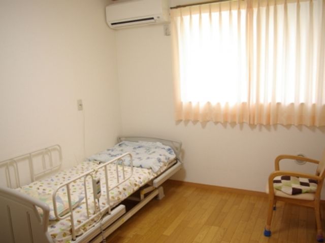 シンプルな居室 居室 窓から自然光が差し込む明るい居室です。シンプルな家具配置で動きやすくしています。