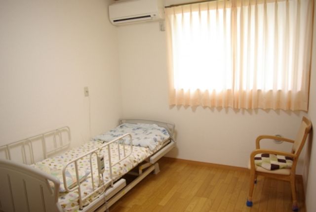 シンプルな居室 居室 窓から自然光が差し込む明るい居室です。シンプルな家具配置で動きやすくしています。