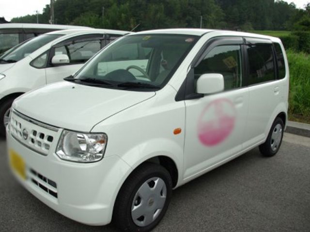 駐車された車 外観 敷地内には車が駐車されており、アクセスが便利です。通勤にも活用しやすい環境です。