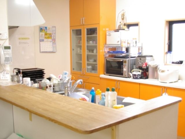 清潔感のあるキッチン キッチン   明るく機能的なキッチンで、調理やお茶の準備を快適に行えます。スムーズな作業が可能です。