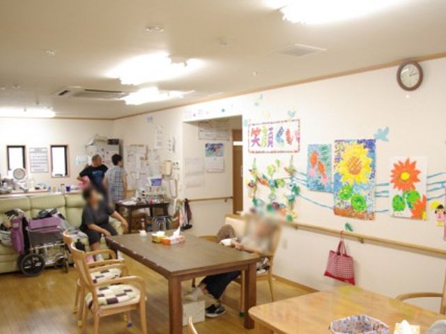 自然光が入る広い部屋 ラウンジ 広々としたラウンジは自然光がふんだんに入っており、リラックスできる空間です。机と椅子が配置され、多様な活動に利用可能です。