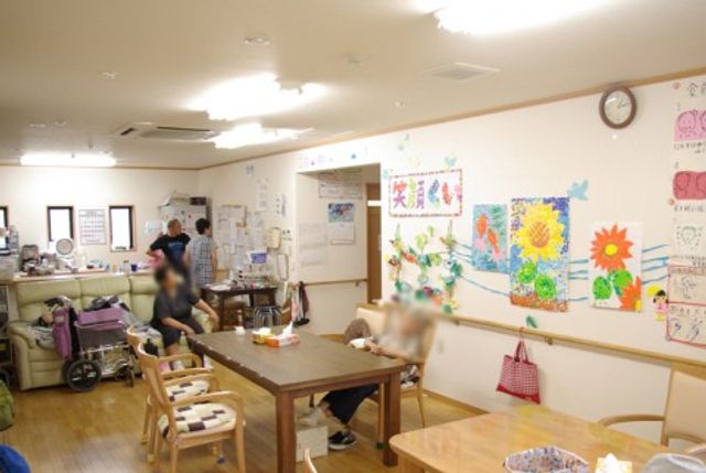 自然光が入る広い部屋 ラウンジ 広々としたラウンジは自然光がふんだんに入っており、リラックスできる空間です。机と椅子が配置され、多様な活動に利用可能です。
