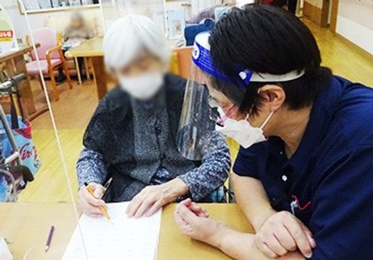 笑顔で会話中の様子