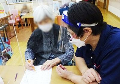 笑顔で会話中の様子
