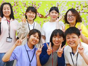 笑顔のスタッフが並ぶロビー  