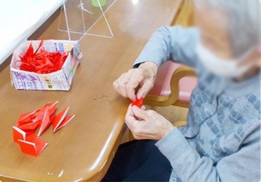折り紙を手にした人の様子
