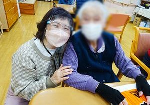 談笑する人々の空間