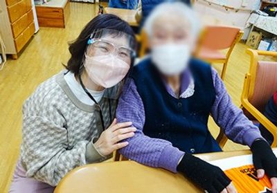 談笑する人々の空間