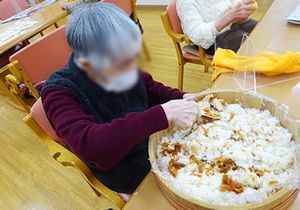 料理を楽しむ室内