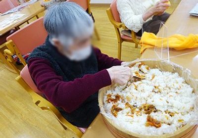 料理を楽しむ室内
