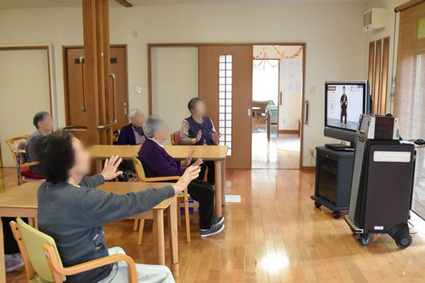 テレビ鑑賞中の居室