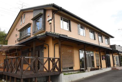 広々とした建物外観