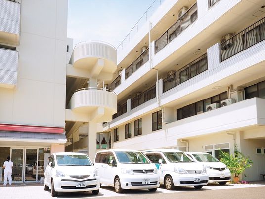建物外観と送迎車両  