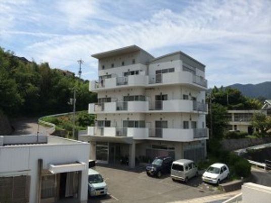 外観の建物と駐車場  