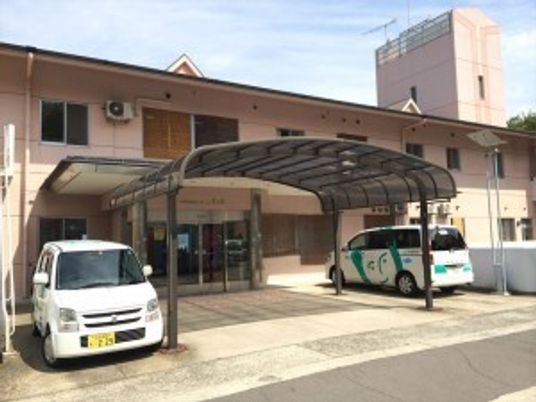 施設の外観と車寄せ  
