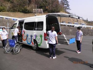 送迎車と職員の様子  
