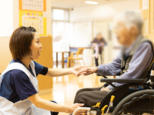 親しげな交流の場 ラウンジ スタッフと利用者が談笑できる、和やかなラウンジです。リラックスした環境で働けます。