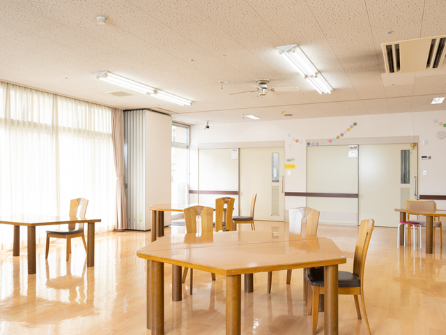 広々とした共用スペース ラウンジ 自然光が差し込む明るい空間で、椅子に座ってリラックスタイムを楽しめます。