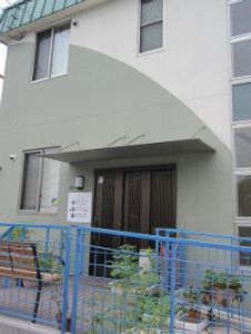 階段のある建物入口
