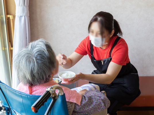 食事支援するスタッフ
