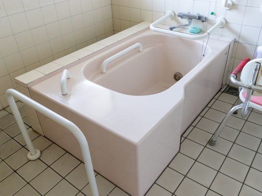 介護用バスタブと手すり