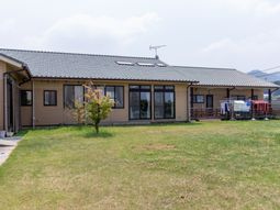 広々とした緑の庭がある建物