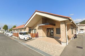 明るい建物の外観