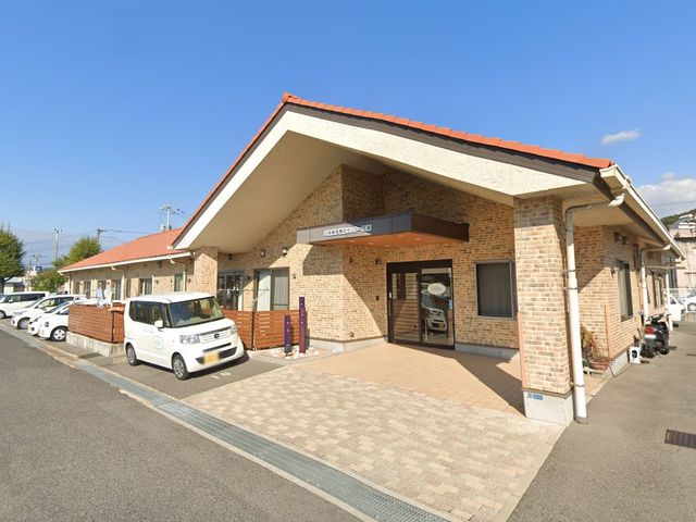 明るい建物の外観 外観 広々とした入口がある、車いすも出入りしやすい明るい施設です。駐車場も完備されています。