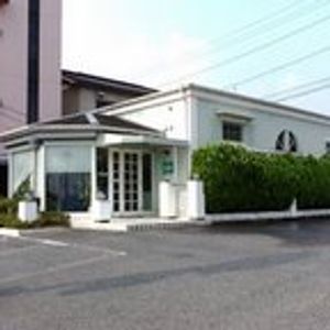 緑に囲まれた建物の外観