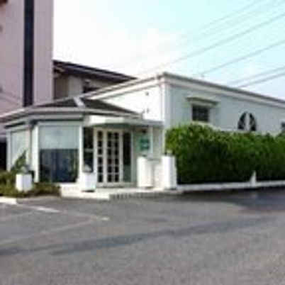 緑に囲まれた建物の外観