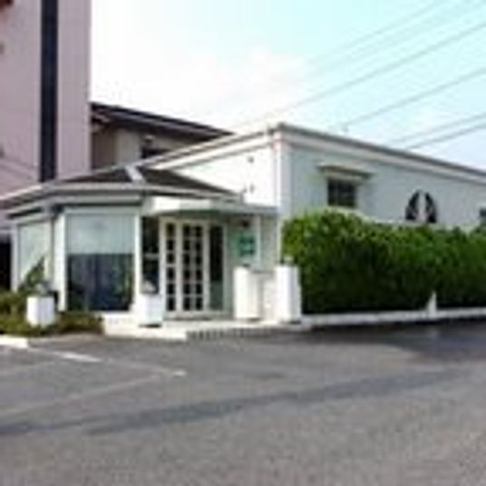 緑に囲まれた建物の外観