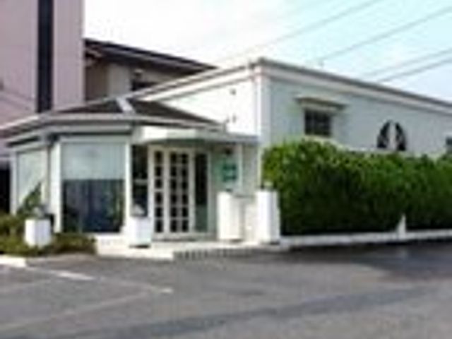 緑に囲まれた建物の外観 外観 道沿いに位置する建物は、緑豊かな環境に囲まれています。明るい雰囲気が魅力です。