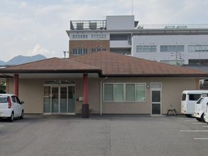 建物外観と駐車場  