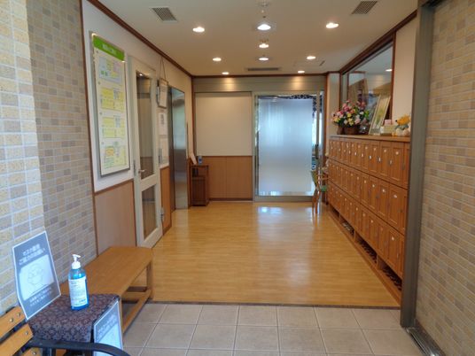 笑顔のスタッフと利用者