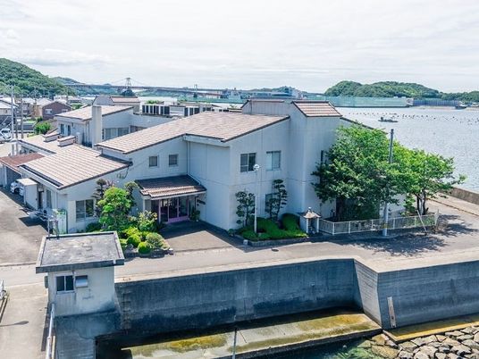 海辺に建つ建物外観  