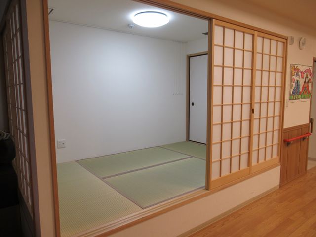 畳の和室 和室 開放感のある畳の和室で、落ち着いた雰囲気の中でリラックスできます。障子が心地よい空間を演出します。