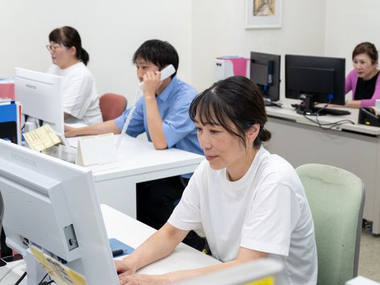 スタッフが働く事務室  