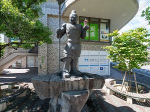 看板と像がある外観  