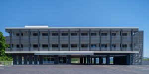 青空と建物の外観