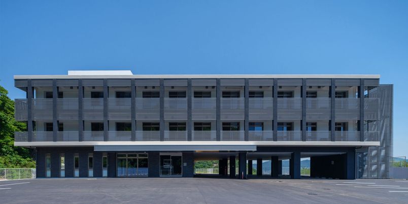 青空と建物の外観