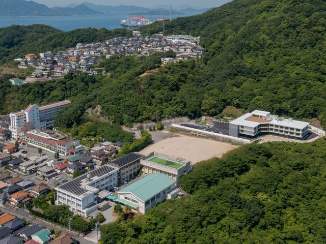 緑豊かな全景 外観 緑豊かな環境に囲まれた施設は、静かで落ち着いた雰囲気です。自然に囲まれた職場ですので、リラックスして働けます。