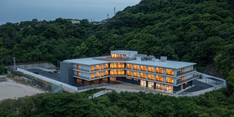 自然に囲まれた建物外観