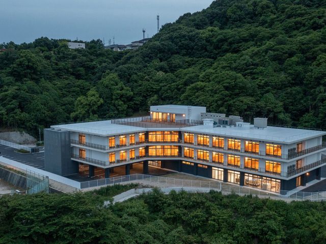 自然に囲まれた建物外観 外観 緑豊かな環境に位置する建物です。自然に囲まれて、穏やかな雰囲気を感じられます。