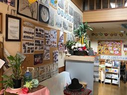 壁に飾られた掲示物と時計