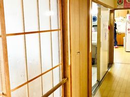 明るい廊下の透かし戸