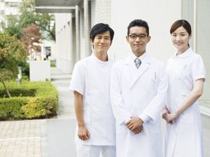 施設職員が微笑む様子