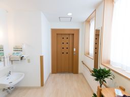 明るい通路と洗面台